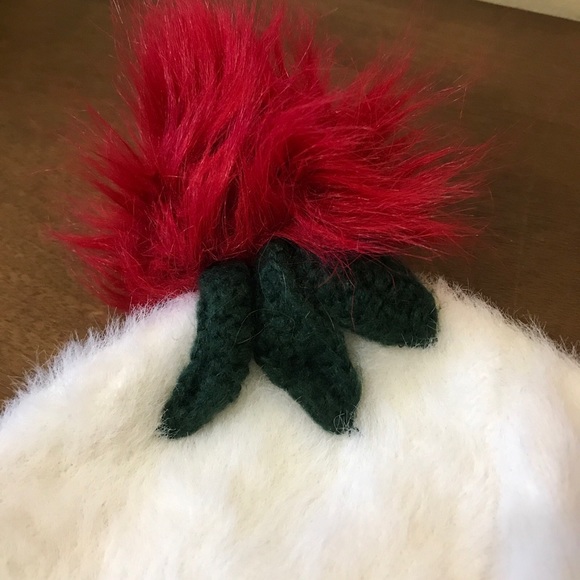 2018 American Eagle Soft Furry Mistletoe Pom Pom Winter Hat Toque - Picture 9 of 9
